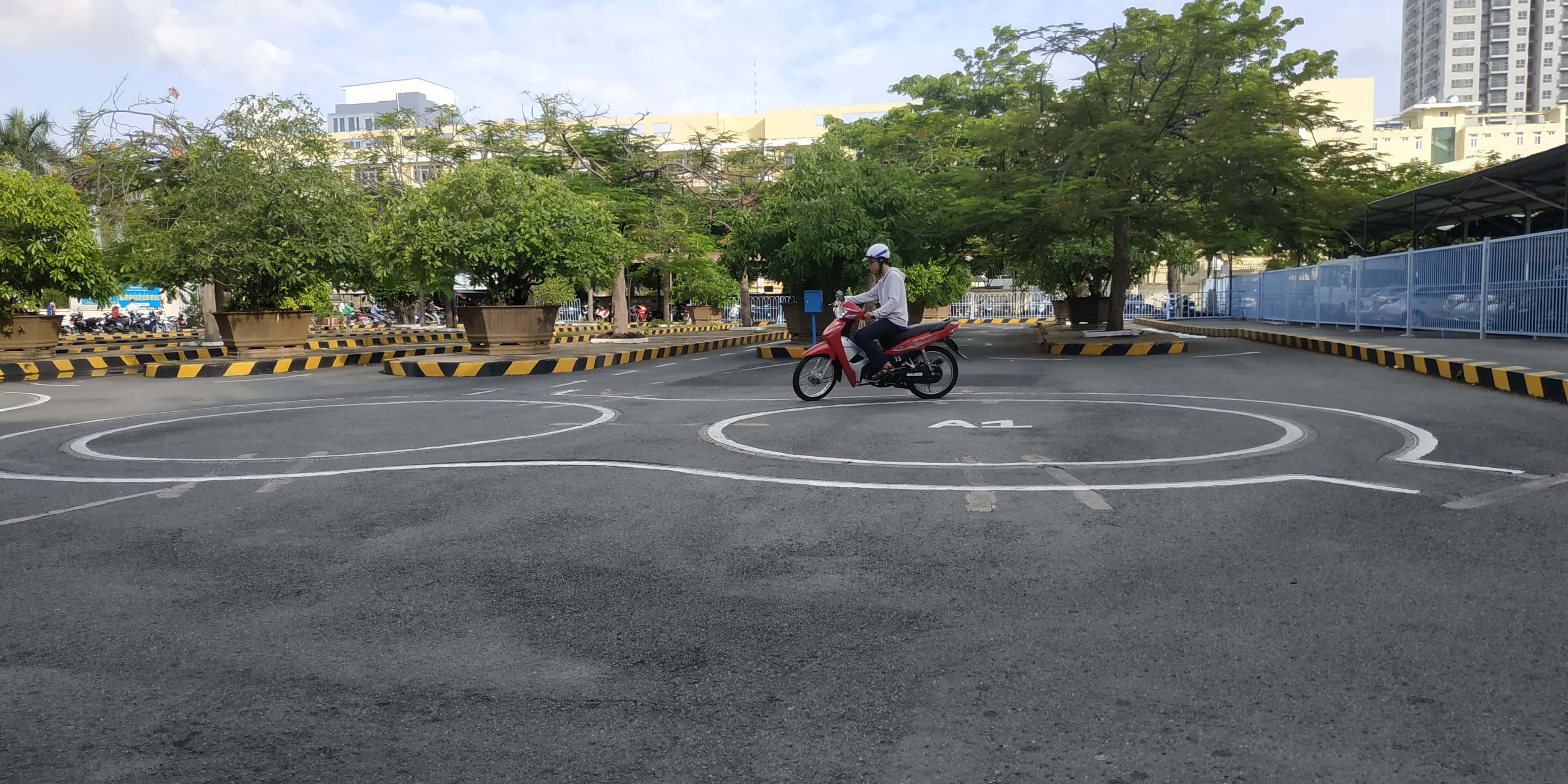 Học viên đăng ký được hỗ trợ tập xe miễn phí ngay tại sân thi